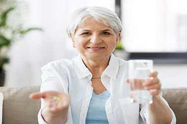 روش صحیح مصرف ویتامین برای سالمندان