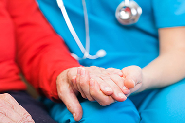 5 نکته که برای پرستاری از سالمندان باید رعایت کنیم