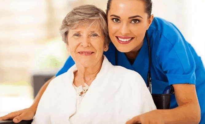 نگهداری از سالمند خانم در منزل