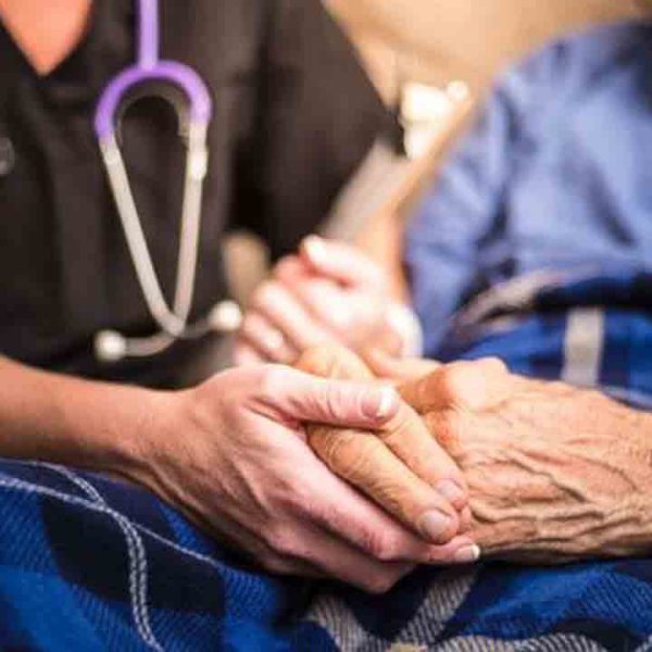 استخدام پرستار سالمند در منزل